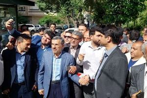حضور احمدی نژاد و تعدادی از طرفدارانش در میدان ۷۲ نارمک/ تصاویر